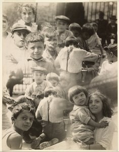 [Fotomontaggio di bambini] da Francis Bruguière