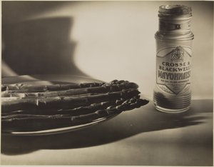 [Natura morta con asparagi e barattolo di maionese]. da Francis Bruguière
