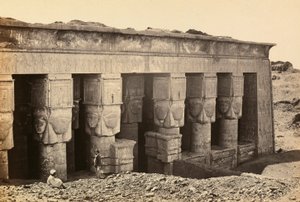 Facciata del pronao del tempio di epoca romana dedicato alla dea Hathor a Dandara, Alto Egitto