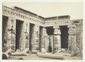 Corte interna di Medinet Habbo, Tebe, 1857 da Francis Frith