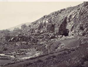 Fonte principale del Giordano, che scorre da una grotta vicino a Banias da Francis Frith