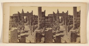 [Rovine con figure scolpite sulle pareti in primo piano]. da Francis Frith