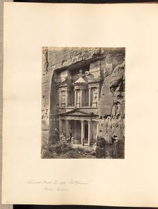 Splendido tempio di roccia, "El Khusne", Petra, Edom da Francis Frith