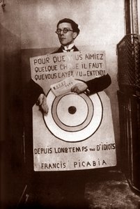 Andre Breton come uomo sandwich bersagliato (da Picabia) al festival Dada, Parigi, 27 marzo da Francis Picabia