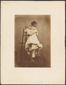 Modella in abito bianco con cavalletto da Franck Chavassaigne