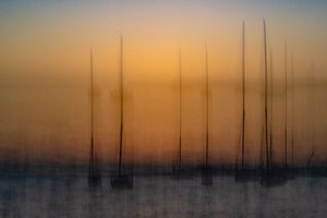 Barche a vela al tramonto sfocate da Franco Tessarolo