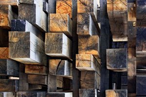 Blocchi di legno rustici impilati da Francois Casanova