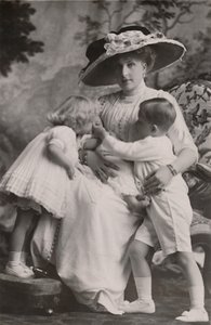 Regina Vittoria di Spagna con il Principe Alfonso, la Principessa Maria Cristina e la Principessa Beatrice, 1911 da Frank Arthur Swaine