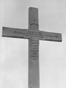 Croce commemorativa eretta a Observation Hill per il gruppo meridionale, 1913 da Frank Debenham