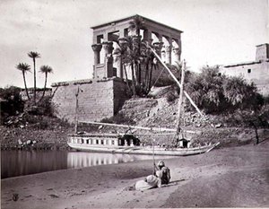 Il Tempio di Traiano, guardando a sud-ovest, Philae (foto in bianco e nero) da Frank Mason Good