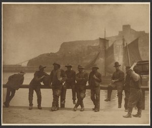 [Pescatori di Whitby sul recinto del molo] da Frank Meadow Sutcliffe