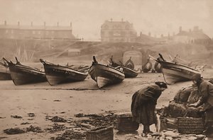 Donne che caricano pesce nei cesti dalle barche da pesca, porto di Whitby