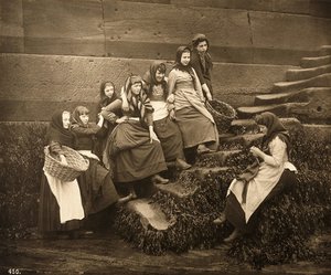 Donne in attesa del pescato del giorno, porto di Whitby, North Yorkshire, c.1899