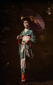Donna giapponese con parasole e kimono, primo autochrome a colori, c.1916 da Franklin Price Knott