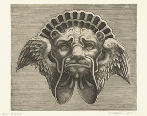 Maschera con ali al posto delle orecchie e un copricapo a forma di conchiglia