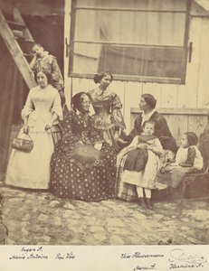 [Ritratto di Gruppo di Quattro Donne e Tre Bambini]