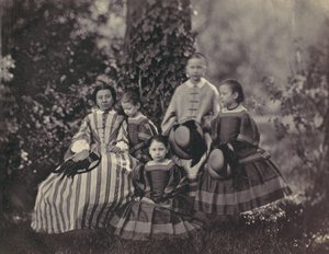 [Signora seduta in abito a righe con quattro bambine]