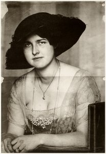 Maria con un cappello scuro, 1915