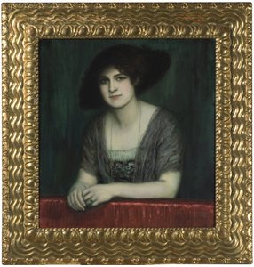 Maria con un cappello scuro