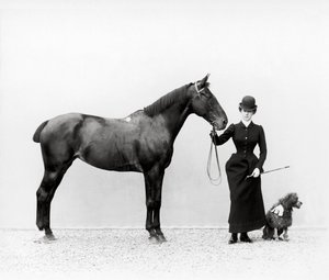 Ritratto di Miss Walsh con un cavallo e un barboncino in miniatura a Villa di Montefonte, nella zona del Poggio Imperiale di Firenze, c.1890