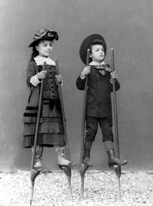 I figli di Romualdo Alinari, Adele e Arturo, sui trampoli, Firenze, c.1875