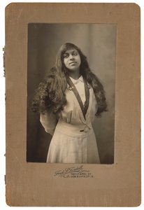Ritratto di donna, c. 1910 (foto) da Fred S. Tisdell