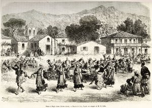 Danza popolare nella piazza del villaggio Haggia Anna (Sant