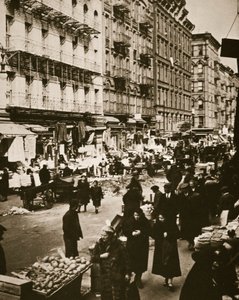 Mercato di strada su Orchard Street, Lower East Side, New York, USA, primi anni 1930 da Frederick Bradley