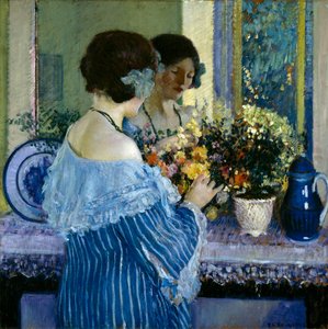 Ragazza in blu che sistema fiori