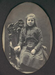 [Ragazza con boccoli, seduta, tre quarti di lunghezza], 1890s