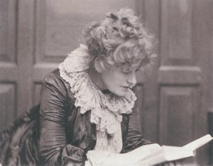 Ritratto fotografico di Ellen Terry (1847-1928) che legge, di Frederick Hollyer (1837-1933)