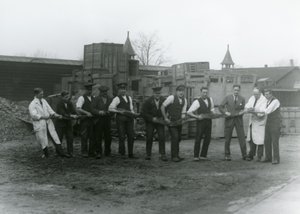 Un pitone lungo 20 piedi trasportato da undici membri dello staff della Società Zoologica, Zoo di Londra, 1924 da Frederick William Bond