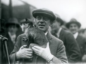 Un mangabey dalla cresta nera, forse Freckles, con il suo addestratore, che partecipa a una trasmissione esterna dallo Zoo di Londra, 1925 da Frederick William Bond