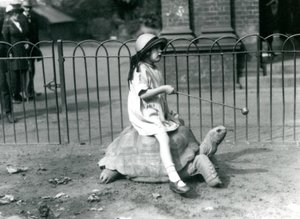 Una bambina, Betty, tiene un bastone con una mela all