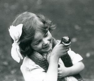 Una giovane ragazza Betty che tiene un serpente indaco orientale, Zoo di Londra, 1924
