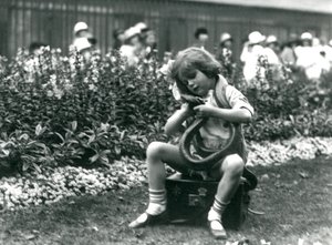 Una giovane ragazza Betty che tiene un serpente indaco orientale, seduta su un baule di pelle, Zoo di Londra, 1924 da Frederick William Bond