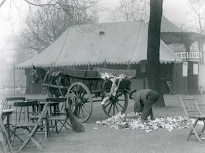 Pulizia dopo un giorno festivo allo Zoo di Londra nel 1924 da Frederick William Bond