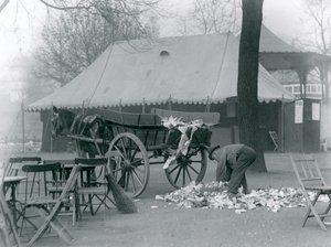 Pulizia dopo un Giorno di Festa allo Zoo di Londra nel 1924 da Frederick William Bond