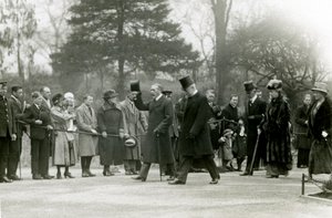 Re Giorgio V saluta la folla davanti al suo entourage durante una visita al London Zoo per inaugurare ufficialmente l