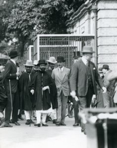 Sir Peter Chalmers Mitchell, con il reggente etiope Haile Selassie e il suo entourage, Zoo di Londra, 1924 da Frederick William Bond
