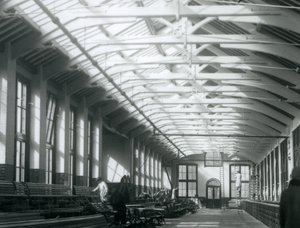 La Casa del Leone con cinque uomini che lavorano alla sua manutenzione, Zoo di Londra, 1926 da Frederick William Bond