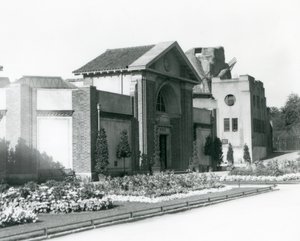 La Casa dei Rettili allo Zoo di Londra nel 1928 con aiuole formali lungo i sentieri verso l