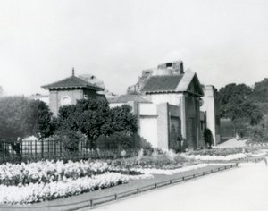 La Casa dei Rettili allo Zoo di Londra nel 1928 con aiuole formali lungo i sentieri verso l