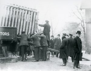 Scarico del nuovo Rinoceronte Indiano arrivato, Zoo di Londra, 1924 da Frederick William Bond