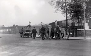 Passeggiando una coppia di elefanti dai moli allo ZSL London Zoo nel 1923, l