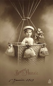 Cartolina di Capodanno 1913, con ragazzo che sale su un pallone, con molti soldi come zavorra
