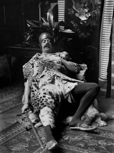 Un uomo in costume di pelli di tigre, elmo e spadaccino in mano, rappresenta teatralmente la morte del guerriero, all