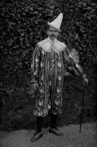 Un uomo in posa con un costume da clown, all