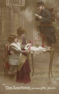 Una madre e un bambino preparano una lettera per il loro padre soldato da French Photographer