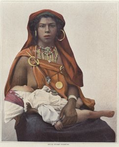 Una giovane donna berbera che allatta il suo bambino da French Photographer